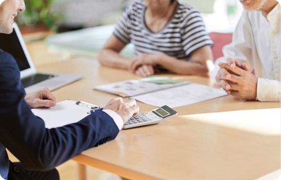 不動産会社に相談する夫婦