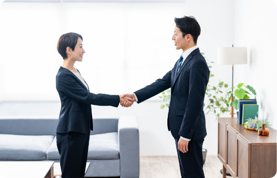 握手をするビジネスマン