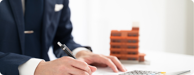 書類に書き込む男性