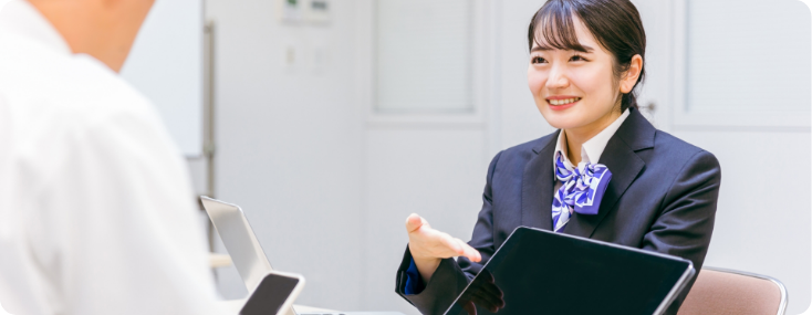 説明する女性スタッフ