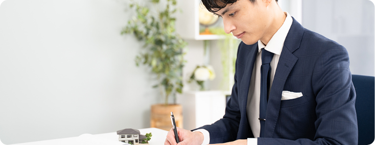 書類に書き込む男性