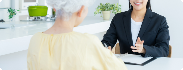 説明する女性スタッフ