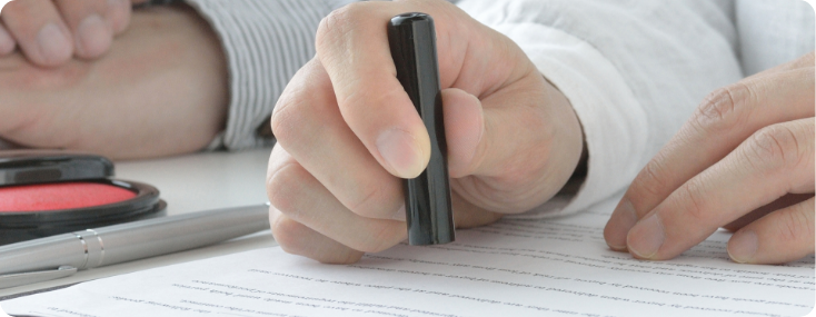 印鑑を押す手元