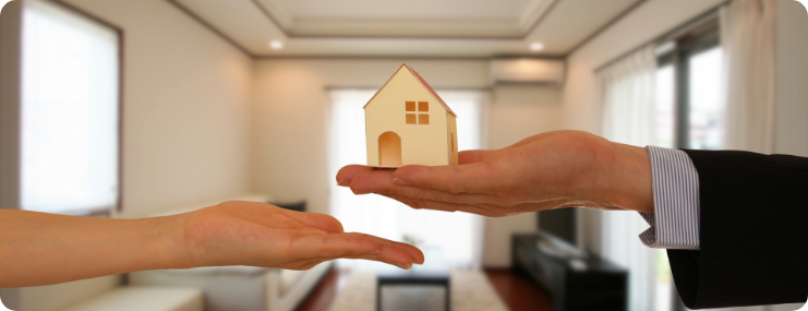 住宅模型を持つ手
