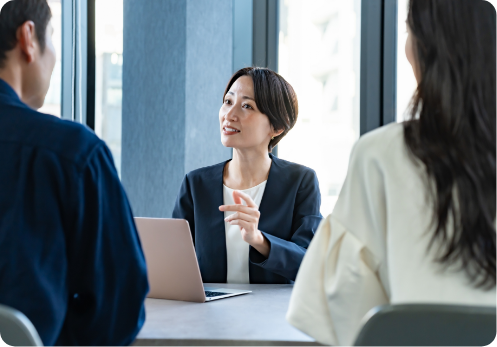 説明をする女性スタッフ