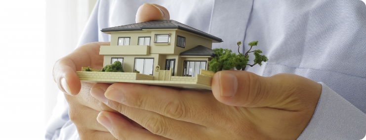 住宅模型を持つ手