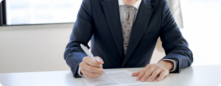 書類に書き込む男性