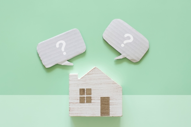 家の模型と?マーク