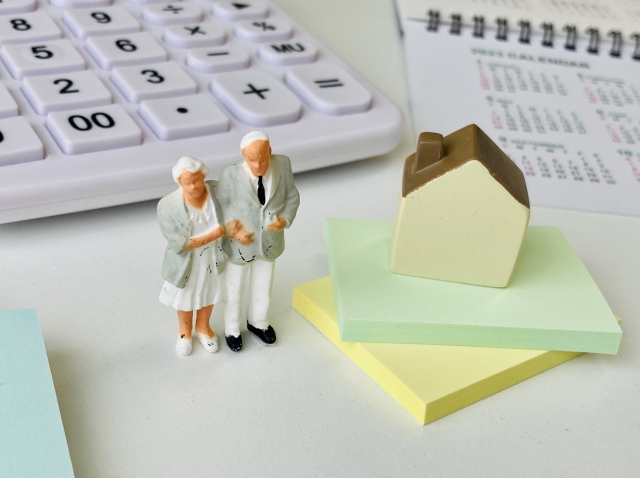老夫婦の模型と家の模型