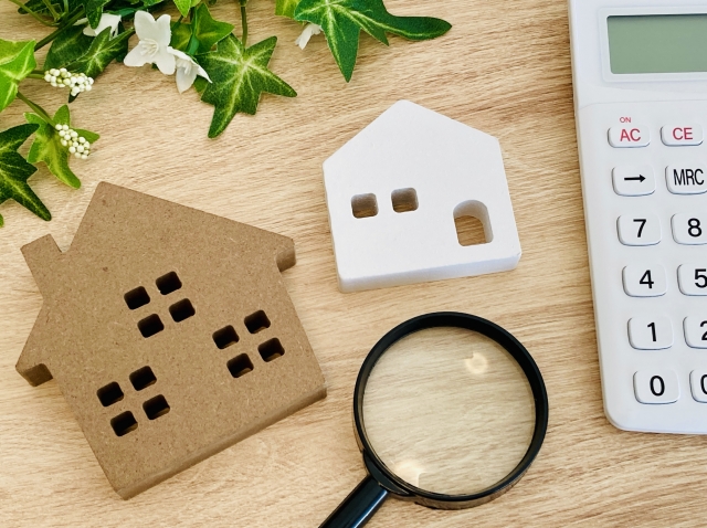 家の模型と虫眼鏡