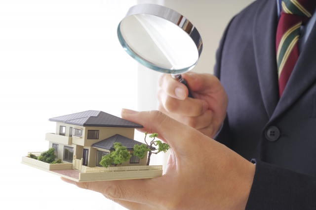 家の模型と虫眼鏡