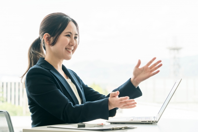 説明するスーツの女性