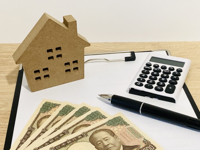家の模型と電卓