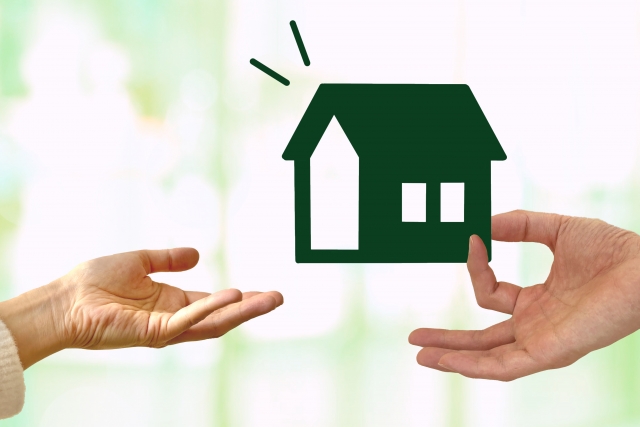 家のイラストを手渡しする様子