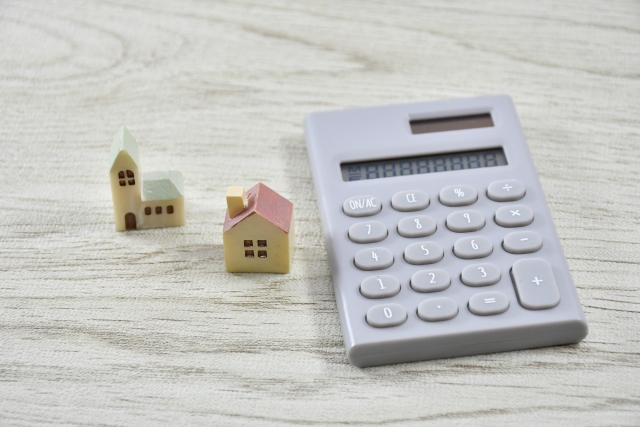 家の模型と電卓