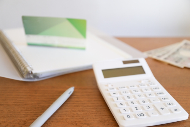 通帳と電卓