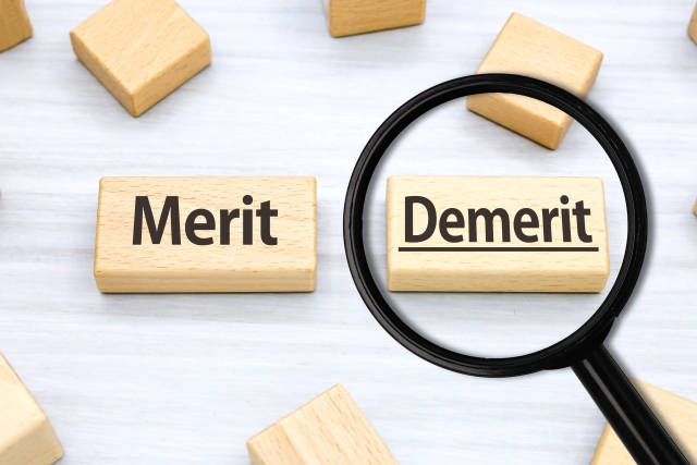 DEMERITと書かれたブロック