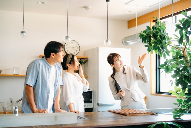 キッチンの設備を説明する女性スタッフ