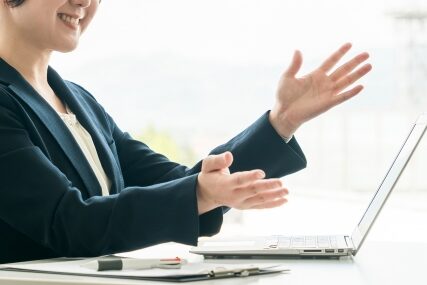 説明するスーツの女性